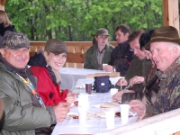 Tutaj już posiłek po zawodach widać, że humory i apetyt dopisują.