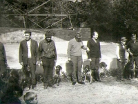 Ten sam konkurs, zbiórka przed zawodami. Ojciec z Bimem obok płk. Stepaniak z Azą.  Zwraca uwagę liczna stawka wyżłów szorstkowosych - dzisiaj tylko można o tym pomarzyć.