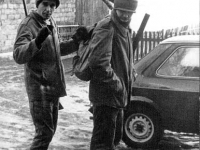 Dunia w plecaku niesionym przez Krzyśka (z tyłu Zbyszek) - Polowanie na lisy - styczeń 1982