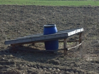 Posyp z magazynem na karmę, patent Konrada, znakomicie spisuje się w okresach trudnego dostępu do tej części terenu zimą