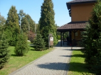 Rzut oka na różne obiekty strzelnicy - wejście do głównego budynku