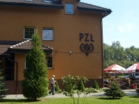 Rzut oka na różne obiekty strzelnicy - wejście do głównego budynku