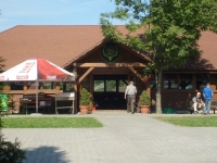 Rzut oka na różne obiekty strzelnicy - wejście do gawry