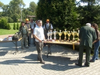 Organizator i sędziowie przy stole z nagrodami