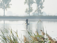 Koledzy na łódce płoszą kaczki i zbierają postrzałki