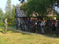 Wszyscy uważnie słuchają łowczego, za chwilę losowanie numerów