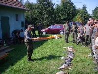 Prowadzący ogłasza wyniki