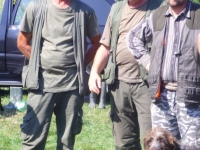 Po lewej radośnie uśmiechnięty król tego dnia