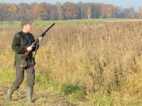 Po chwili Flora robi stójkę a Maciek rusza w jej kierunku