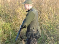 ... ale łamie broń i rusza przez rzekę