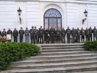Początek - oficjalna część imprezy, w szeregu zaproszeni goście oraz sędziowie zawodów.