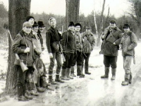 Styczeń 1978 r. Droga Koltarska, zbiórka przed polowaniem, na którym padł mój pierwszy byk. Od lewej Stanisław Kołecki, czwarty od lewej