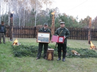Pięknie przygotowany pokot. Prezes i Łowczy z KŁ Sokół z przygotowanymi dla gości prezentami