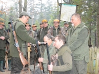 Pasowanie myśliwskim kordelasem