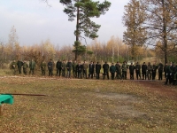 Linia myśliwych i gości w oczekiwaniu na rozpoczęcie imprezy