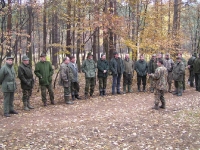 Ze względu na ilość myśliwych dzielimy się na dwa zespoły - łowczy omawia szczegóły