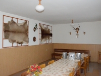 Skromne ale porządne wnętrze domku myśliwskiego