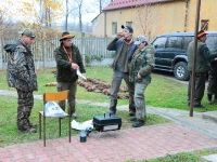 Wokół przenośnego grilla na gaz zaczyna kręcić się łowczy