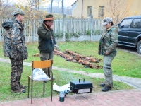 Wokół przenośnego grilla na gaz zaczyna kręcić się łowczy