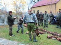 Kolega dyskretnie zasłonięty zbiera na potrzeby koła