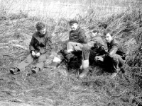 Z prawej młody Michał Świerkot, potem ja (również jeszcze młody) z Rodzicami  na próbach polowych w kwietniu 1982 r. Pomiędzy nami jagdterierka Tora i jamniik szorstkowłosy Dunia.