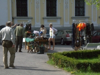 Stoisko z łowieckimi drobiazgami przed wejściem