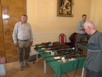 Aleksander jak zawsze myszkuje za czymś ciekawym